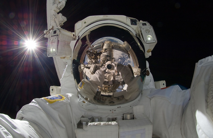 Astronauta en misión espacial, la agencia espacial cuida de sus emociones